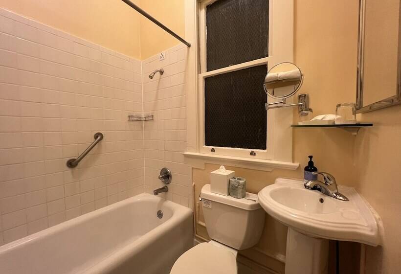 غرفة قياسية سرير مزدوج, The Andrews