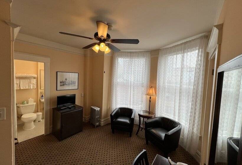 جناح, The Andrews