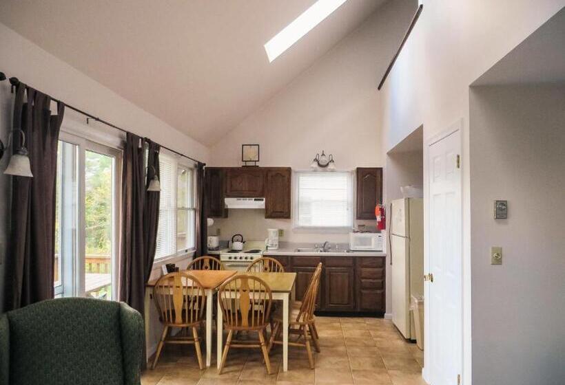 小室, Bayside Inn & Marina