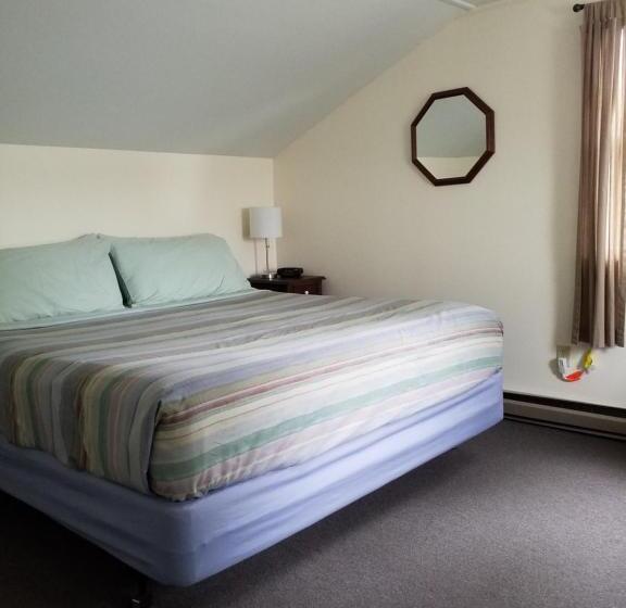 小室, Bayside Inn & Marina