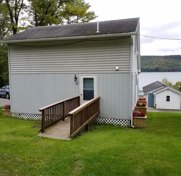 小室, Bayside Inn & Marina