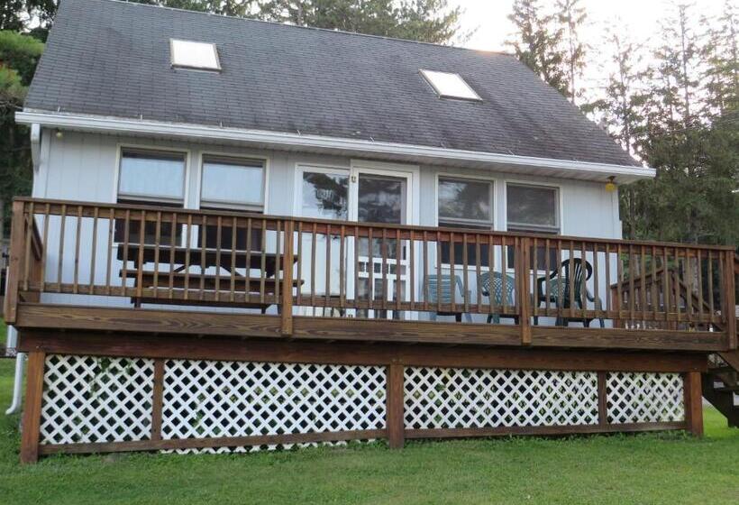 小室, Bayside Inn & Marina