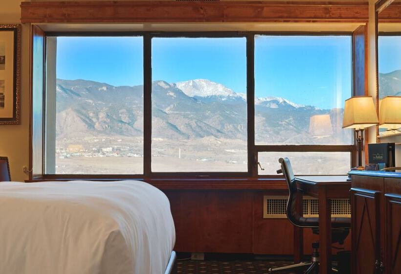 جناح, The Antlers, A Wyndham