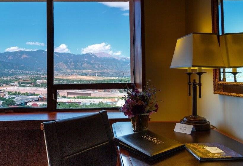 جناح, The Antlers, A Wyndham