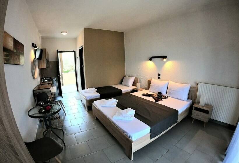 基本三人间, Pension Karvounoskala