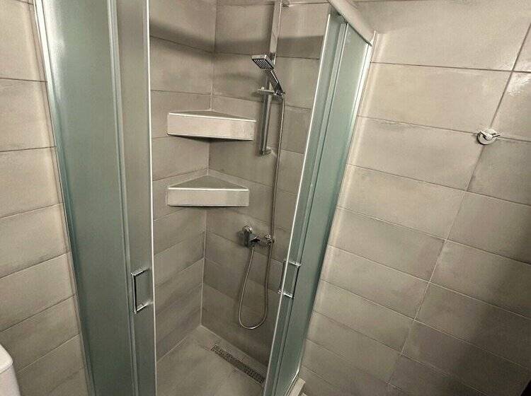 基本三人间, Pension Karvounoskala