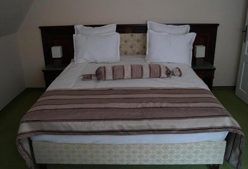 Люкс, Vila Economat