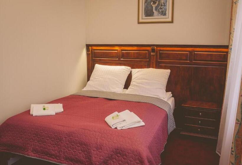 带大床的标准间, Willa Starosty