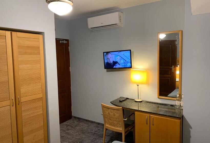 带大床的标准间, Willa Starosty