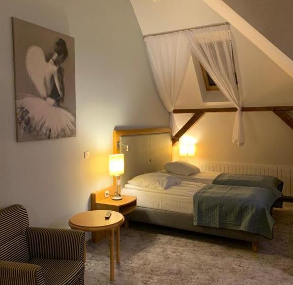 标准三人间, Willa Starosty