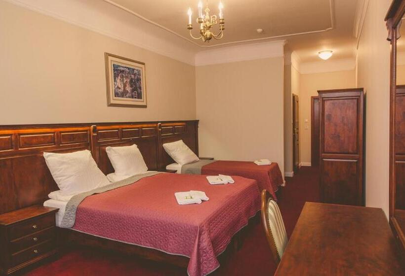 标准三人间, Willa Starosty