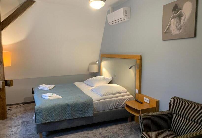 标准间, Willa Starosty