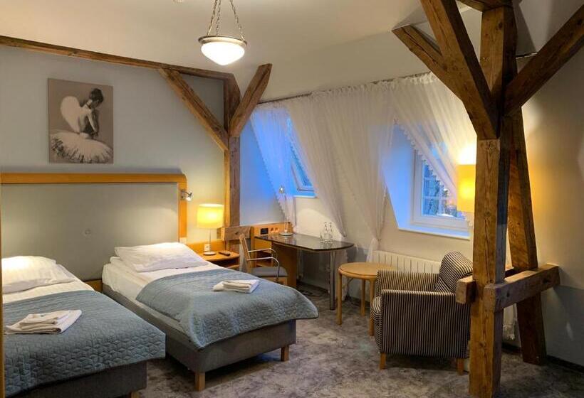 标准间, Willa Starosty