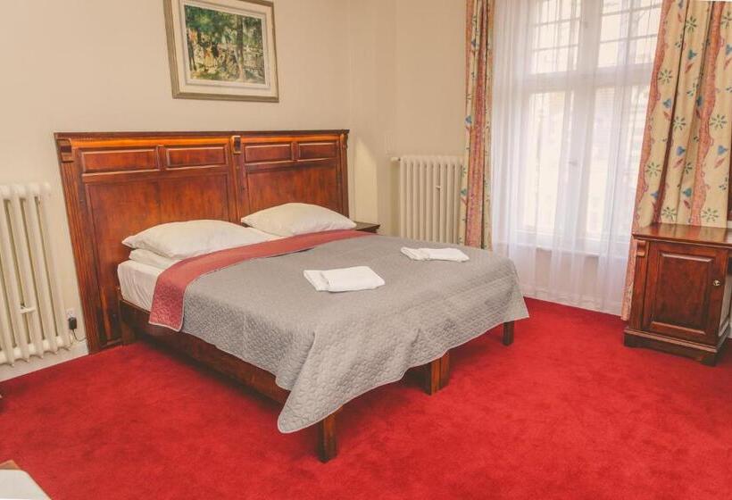 标准间, Willa Starosty