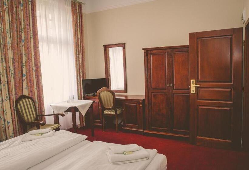 标准间, Willa Starosty