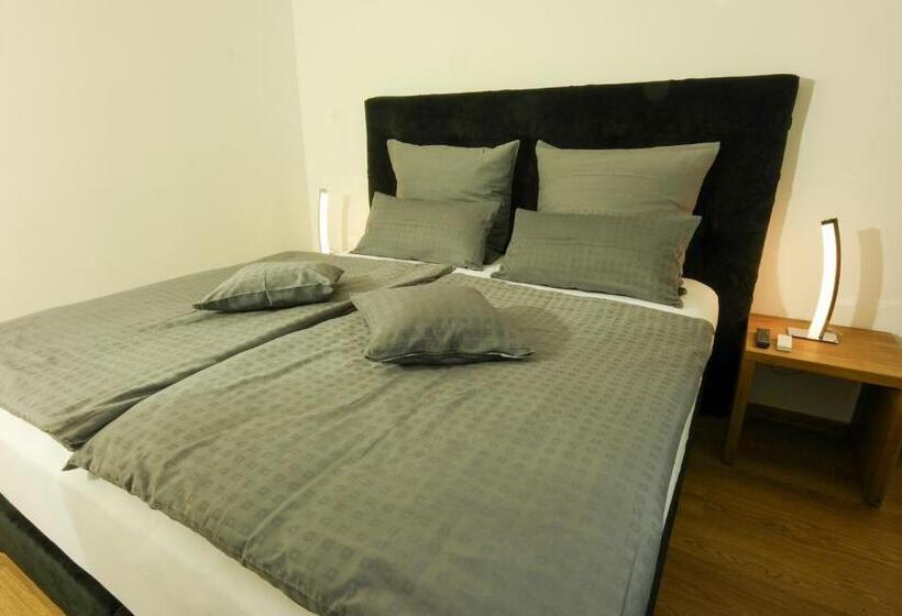 חדר משפחתי, Pension Franzbäcker