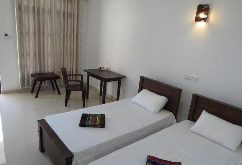 غرفة ديلوكس ثلاثية, Sailors Mirissa