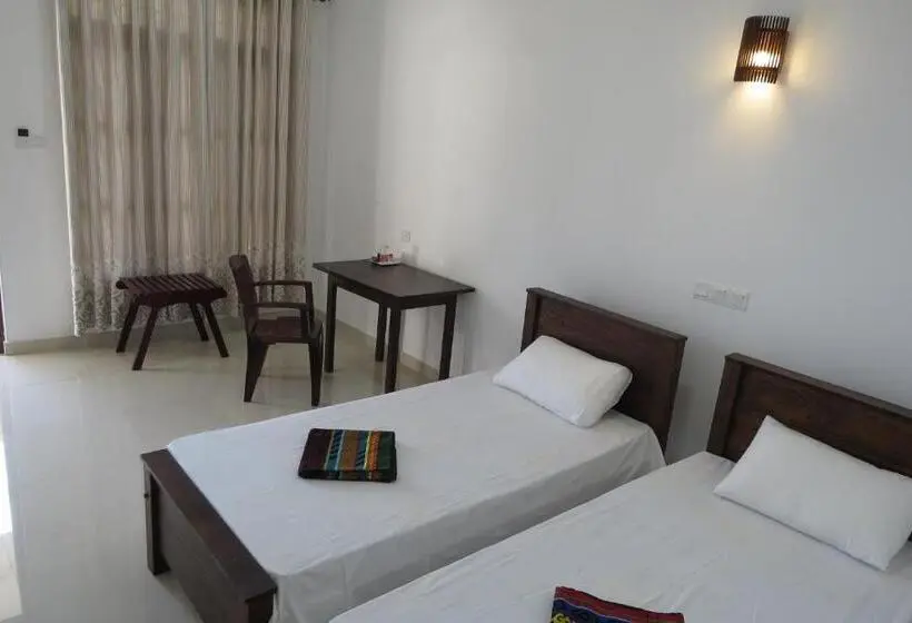 Deluxe Kolmen Hengen Huone, Sailors Mirissa