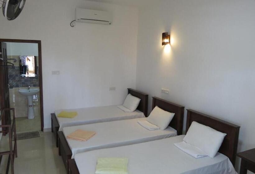 غرفة ديلوكس ثلاثية, Sailors Mirissa