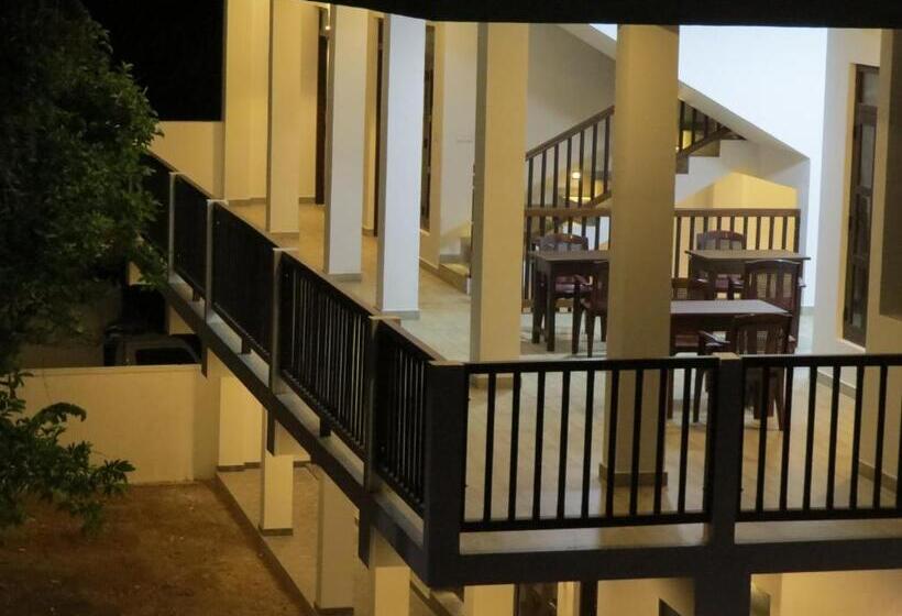 غرفة ديلوكس ثلاثية, Sailors Mirissa