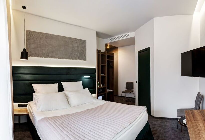 اتاق سوپریور, Wellion Suharevskiy