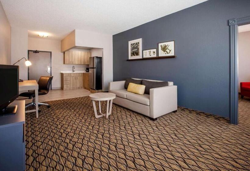 מיטת קינג בסוויטה, Days Inn & Suites By Wyndham Rochester Hills Mi