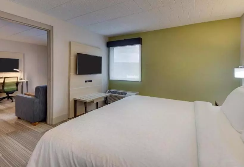キングサイズベッドのスイートルーム, Holiday Inn Express Pittston  Scranton Airport, An Ihg