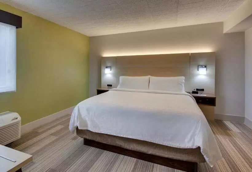 キングサイズベッドのスイートルーム, Holiday Inn Express Pittston  Scranton Airport, An Ihg