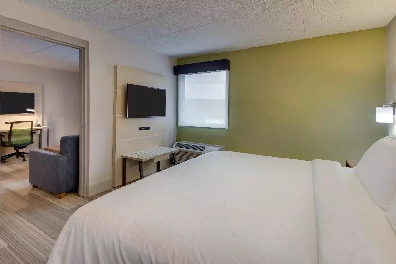 キングサイズベッドのスイートルーム, Holiday Inn Express Pittston  Scranton Airport, An Ihg