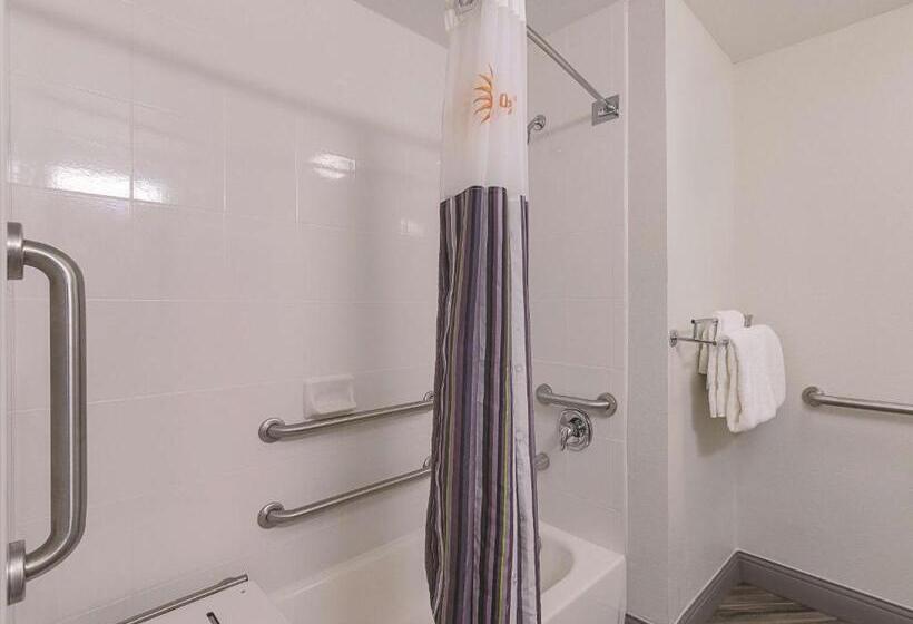 适合残疾人士使用的带超级大床的标准间, La Quinta By Wyndham Austin Round Rock