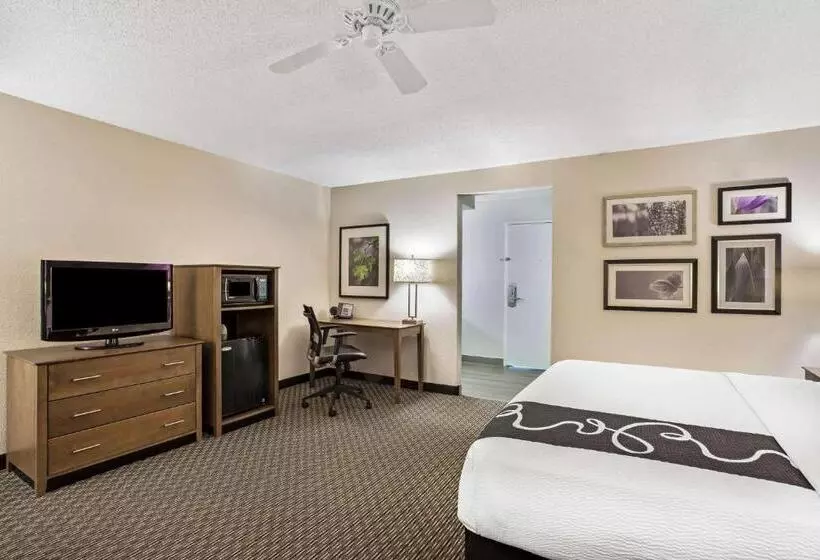 اتاق اجرایی با تخت بزرگ, La Quinta By Wyndham Hartford Bradley Airport