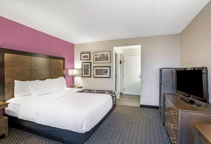 اتاق استاندارد با تخت بزرگ برای معلولان, La Quinta By Wyndham Hartford Bradley Airport