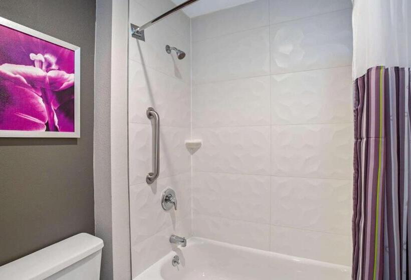 اتاق استاندارد با تخت بزرگ برای معلولان, La Quinta By Wyndham Hartford Bradley Airport