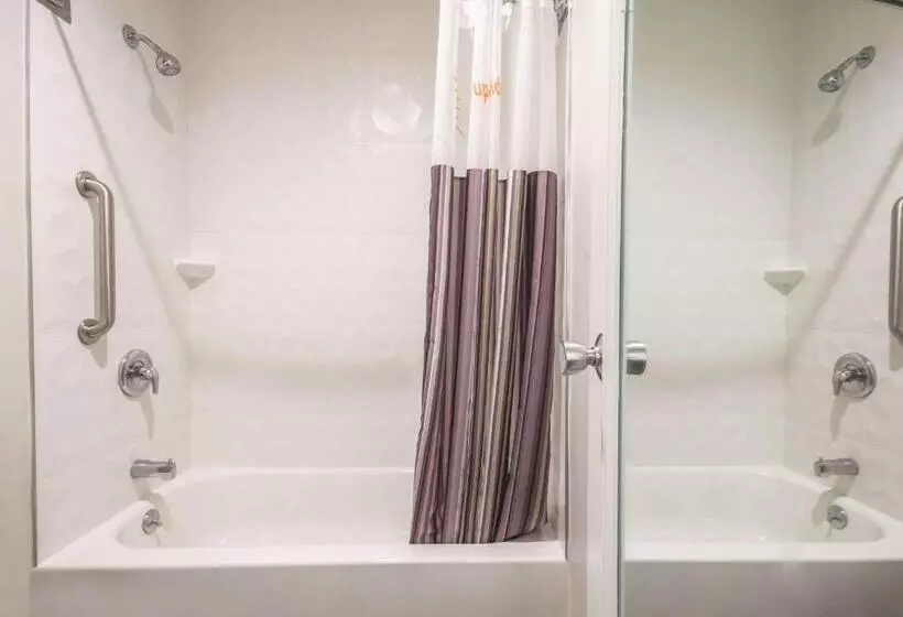 اتاق استاندارد با تخت بزرگ برای معلولان, La Quinta By Wyndham Hartford Bradley Airport