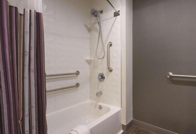 اتاق استاندارد با تخت بزرگ برای معلولان, La Quinta By Wyndham Hartford Bradley Airport