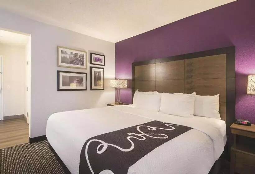 اتاق استاندارد با تخت بزرگ برای معلولان, La Quinta By Wyndham Hartford Bradley Airport