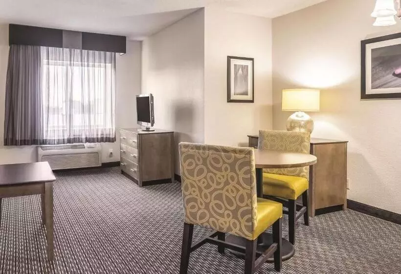 Deluxe Suite King Bed, La Quinta By Wyndham Hartford Bradley Airport
