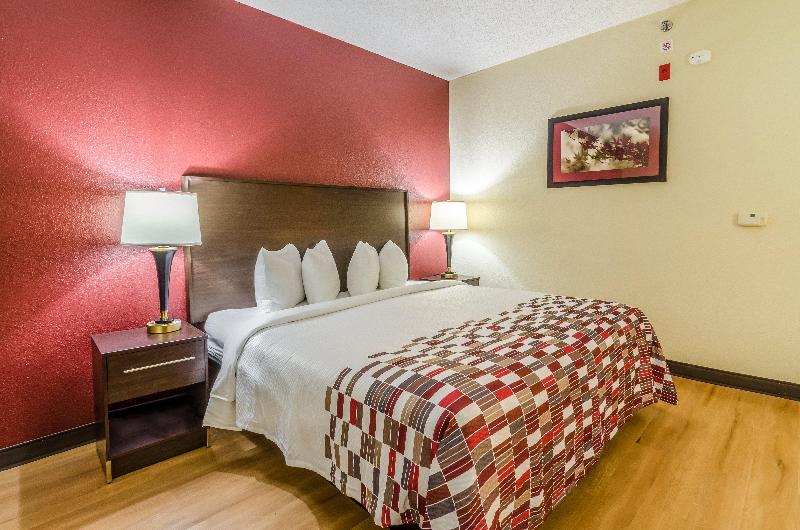 キングサイズベッドのデラックスルーム, Red Roof Inn & Conference Center Wichita Airport