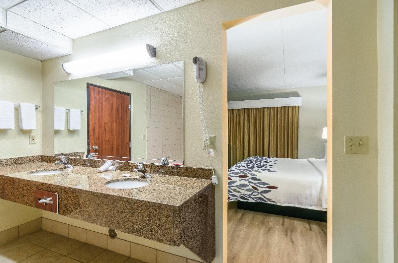 キングサイズベッドのデラックスルーム, Red Roof Inn & Conference Center Wichita Airport