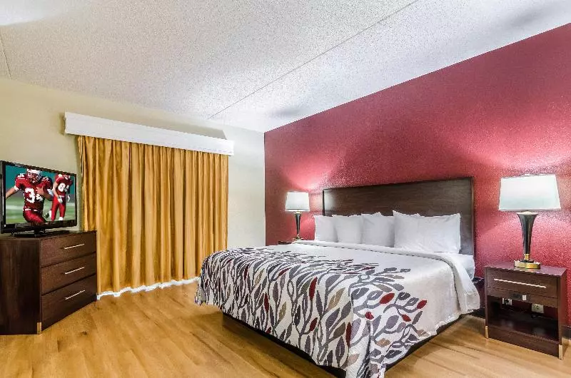 キングサイズベッドのデラックスルーム, Red Roof Inn & Conference Center Wichita Airport