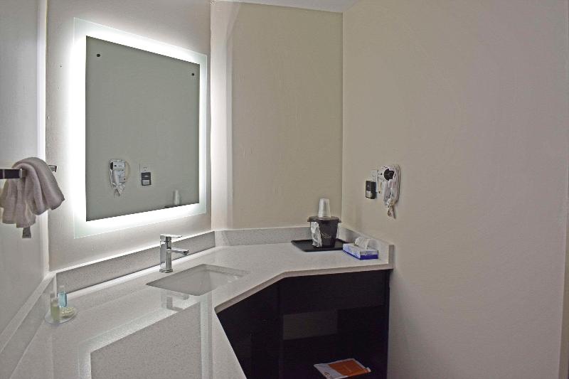 מיטת קינג בסוויטה, Sleep Inn & Suites West Knoxville