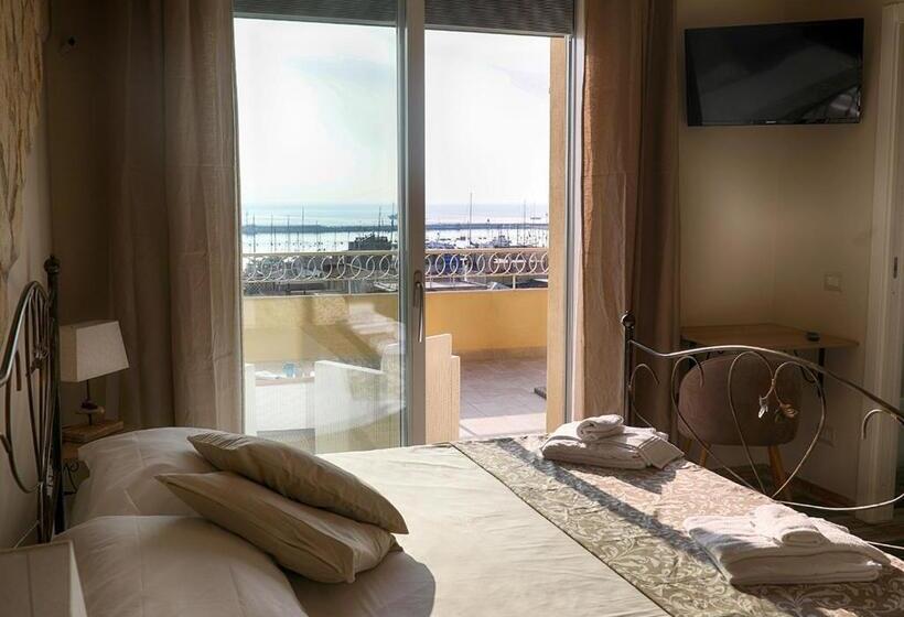 اتاق لوکس با بالکن و چشم‌انداز دریا, La Terrazza Dei Colori