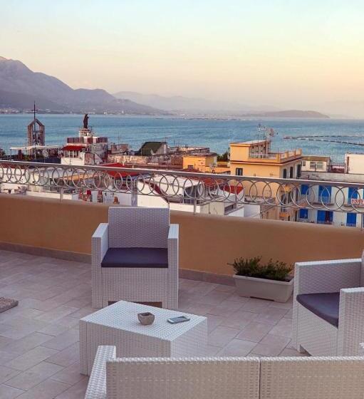 اتاق لوکس با بالکن و چشم‌انداز دریا, La Terrazza Dei Colori