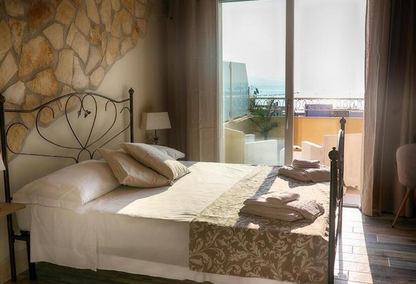 חדר דלוקס עם מרפסת נוף לים, La Terrazza Dei Colori