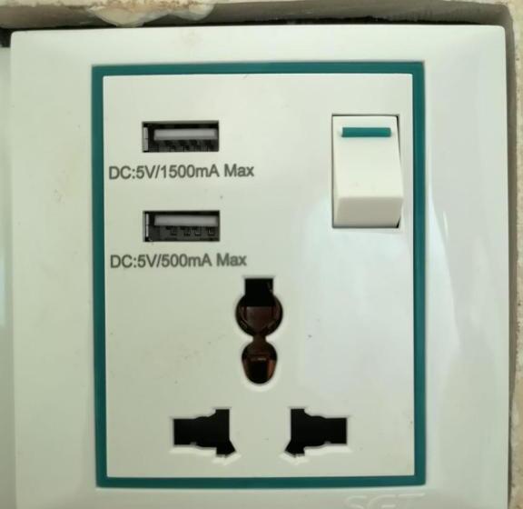 חדר משפחתי, Route 76 Guest House