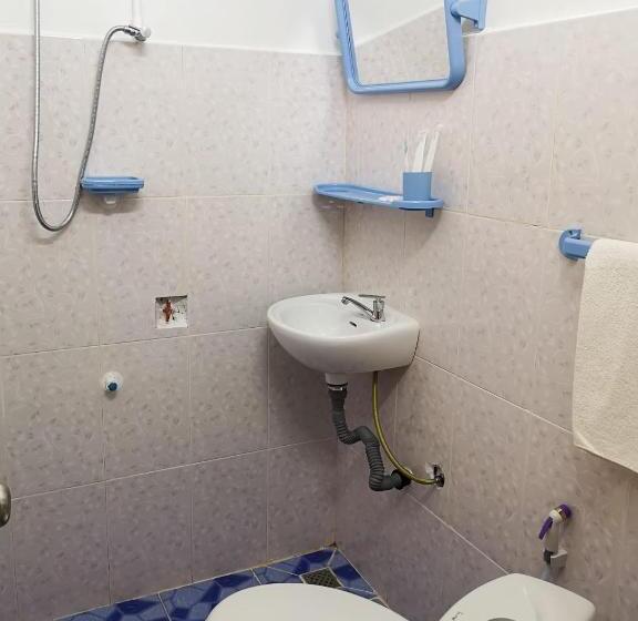 חדר אקונומי, Route 76 Guest House