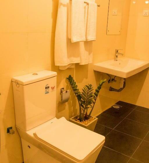 סוויטה משפחתית, White Camelot