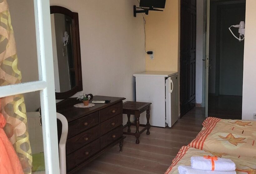 이코노미 룸, Angela   Zoi Rooms