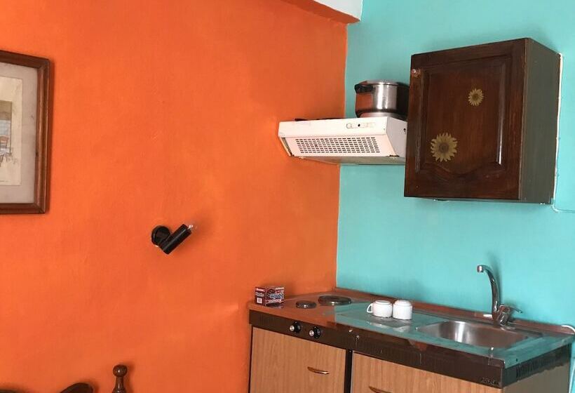 חדר אקונומי, Angela   Zoi Rooms