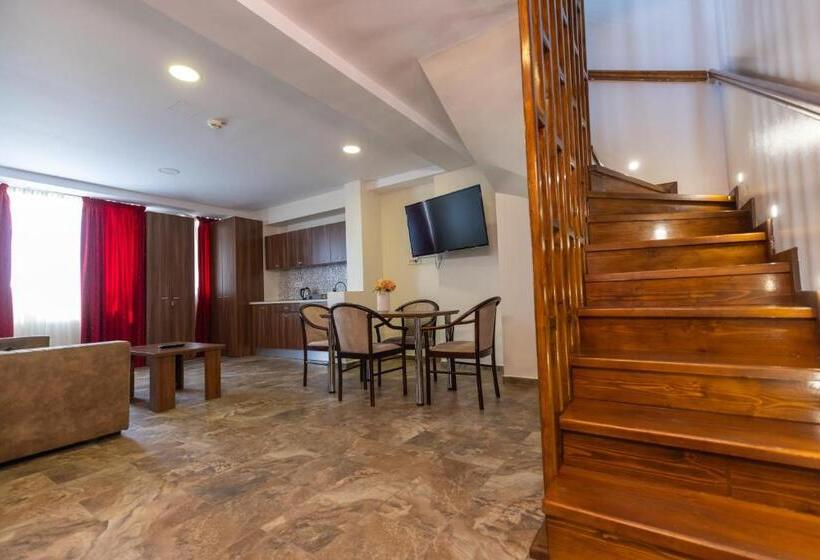 Camera Deluxe, Sir Fundeni